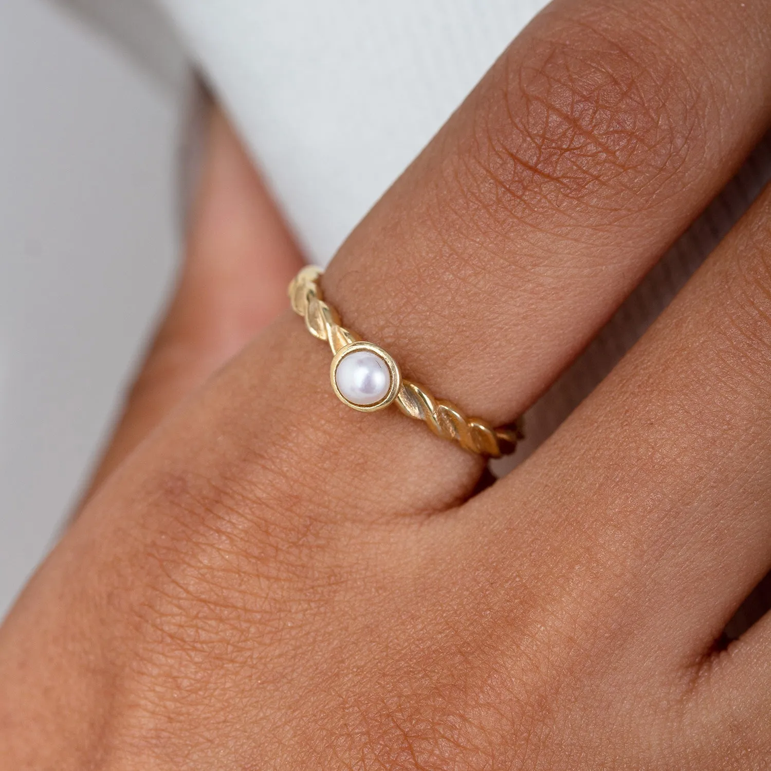 14k Twist Narrative Ring with 4mm Pearl